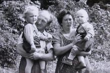 1960 - Eltern, Friedl und ich .JPG